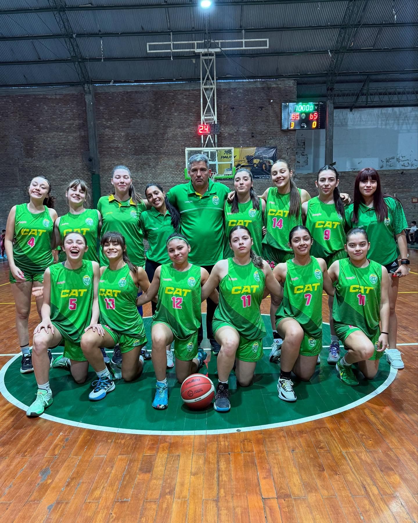 Jugada del equipo mayor de básquet en El Gigante