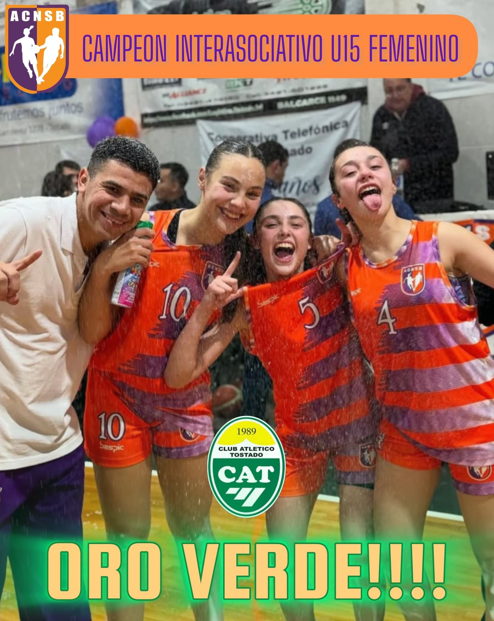 Jugadores de básquet celebrando una victoria en el Club Atlético Tostado