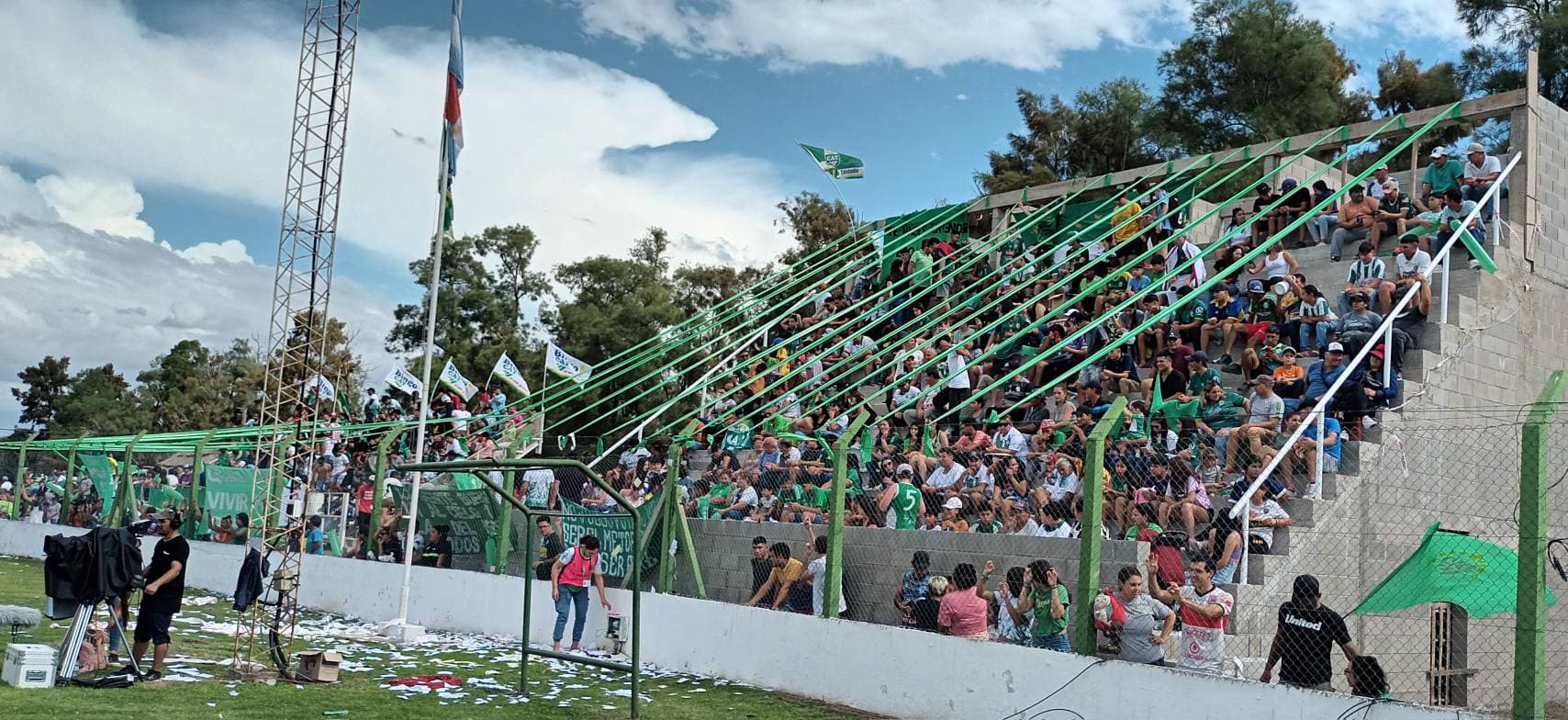 Jugador de golf a punto de golpear la pelota