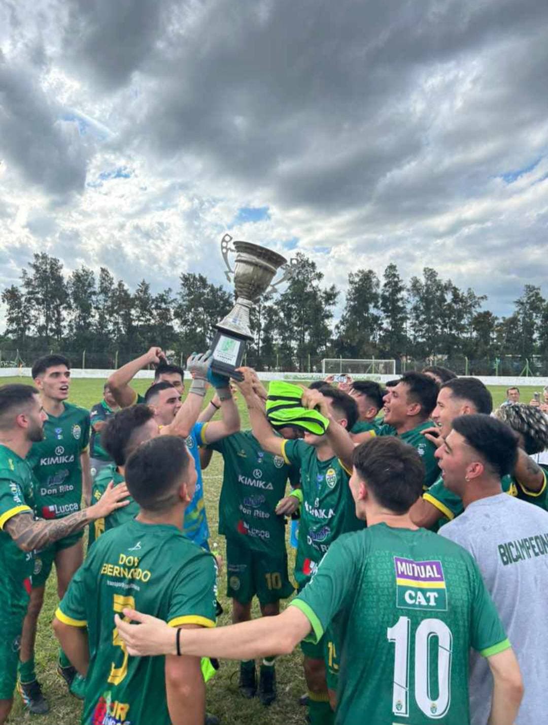 Equipo de fútbol mayor del Club Atlético Tostado