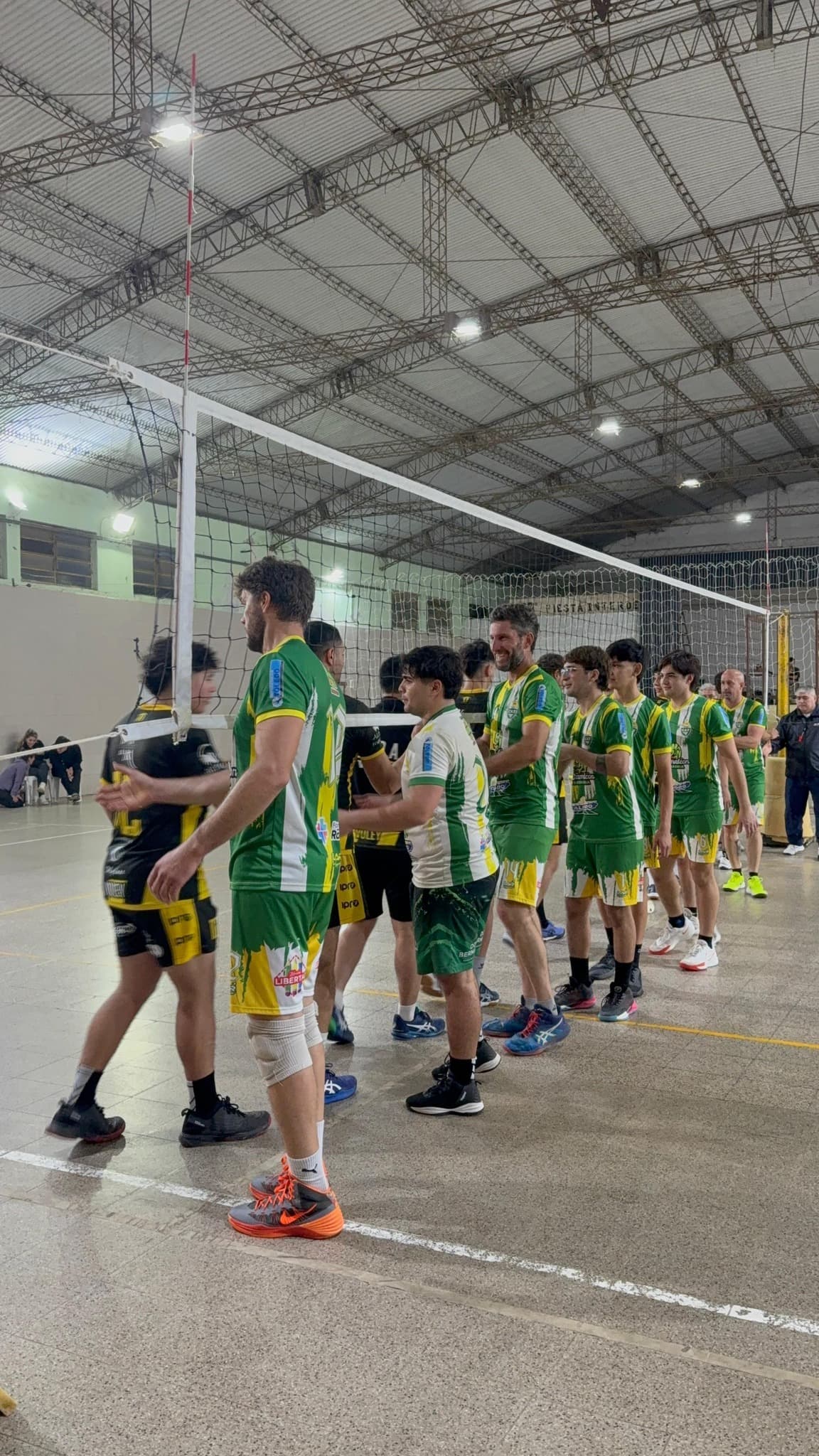 Jugadoras de vóley del CAT realizando un remate en el tinglado