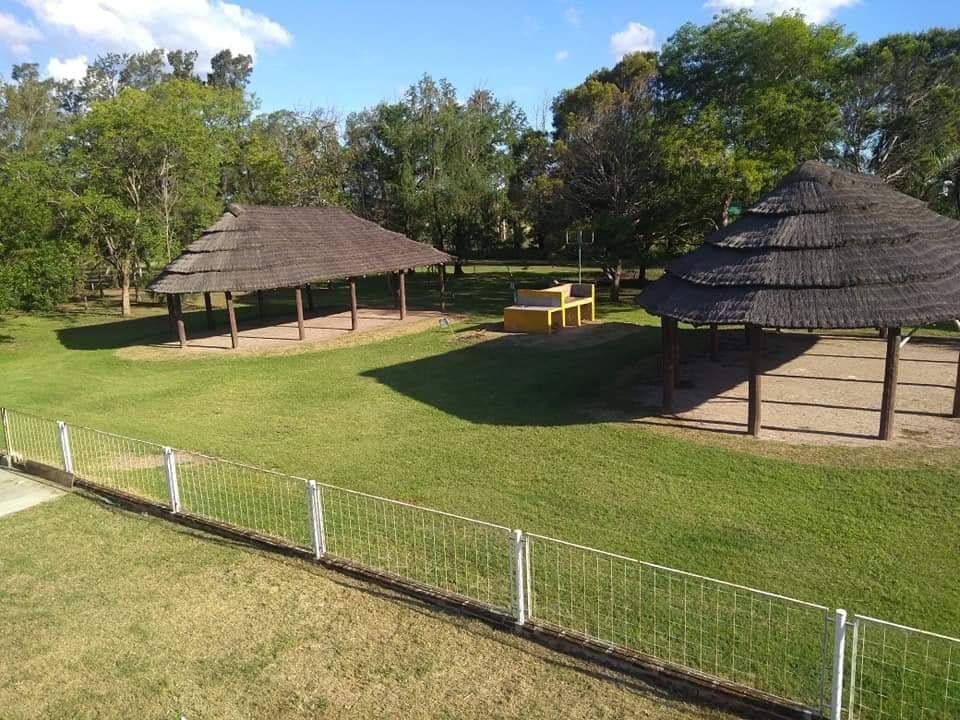 Salón de eventos decorado para una fiesta