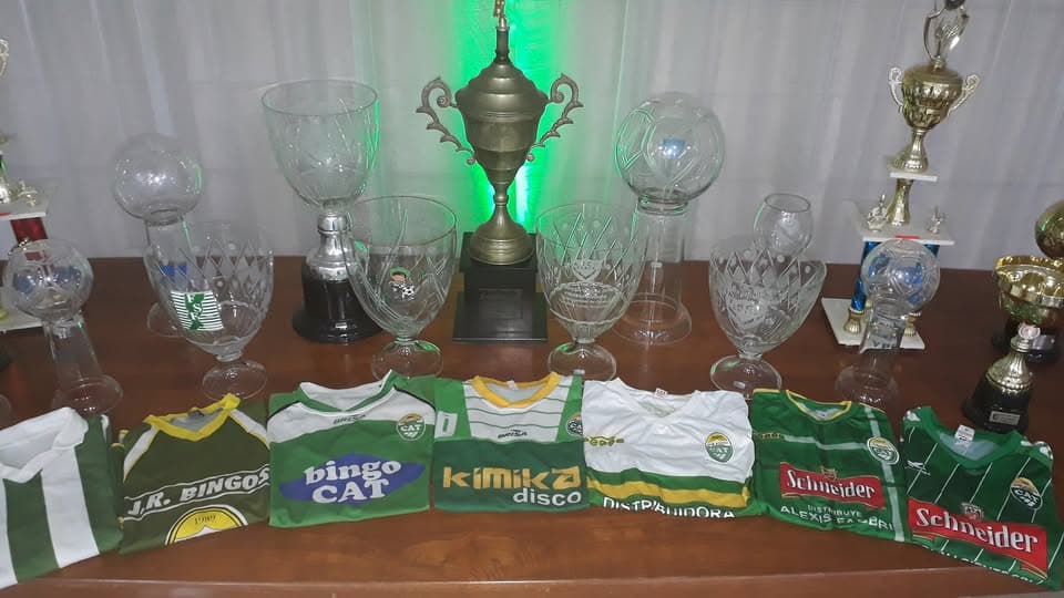 Vitrina de trofeos históricos y camisetas del Club Atlético Tostado